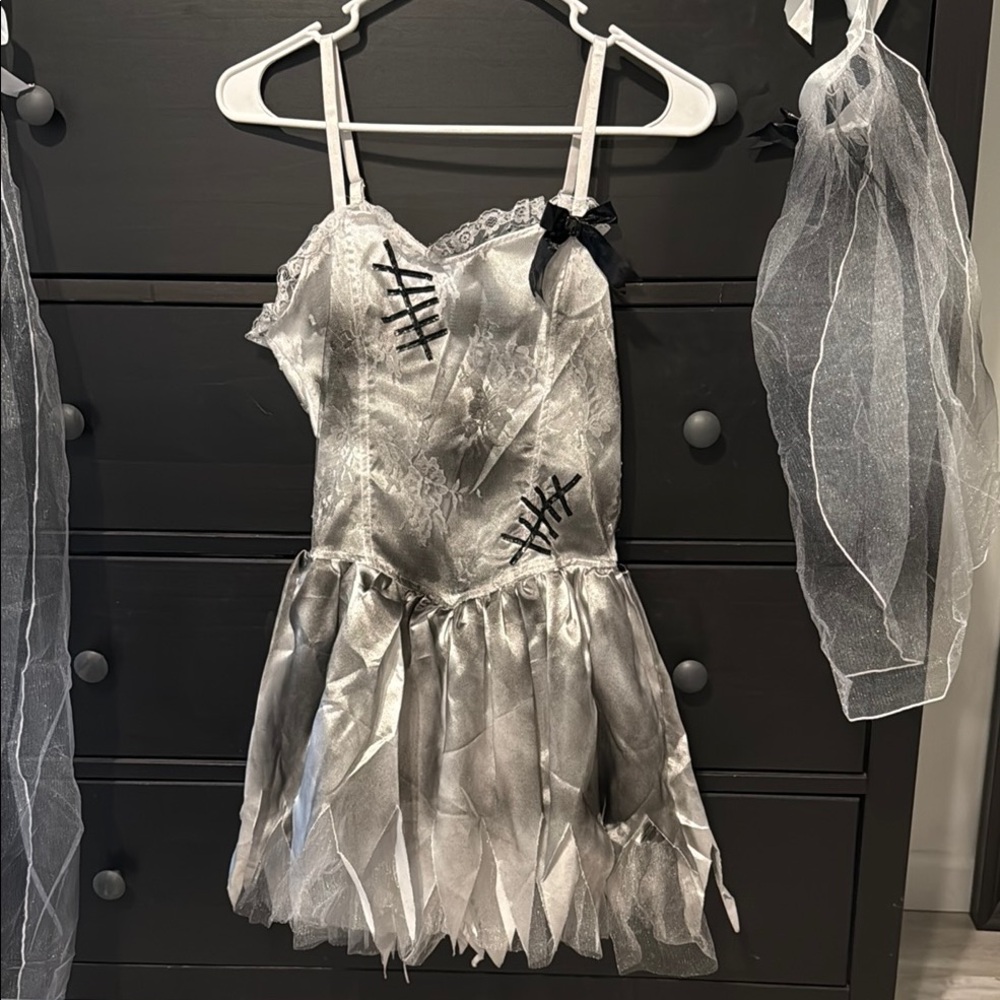 Womens Zombie Bride Halloween Costume - Silver and Black size small - Picture 3 of 8